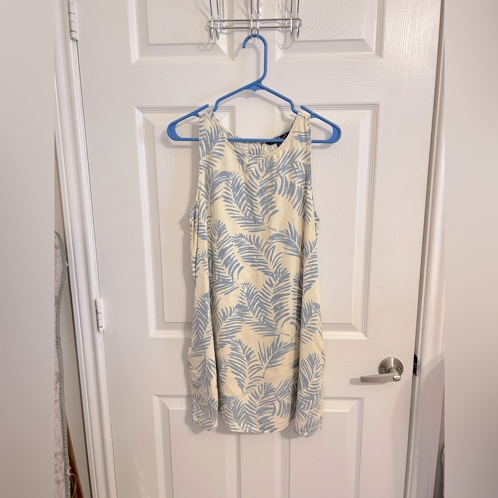 Beautiful dress! Looks like Tommy Bahama! Great condition has pockets! Size M